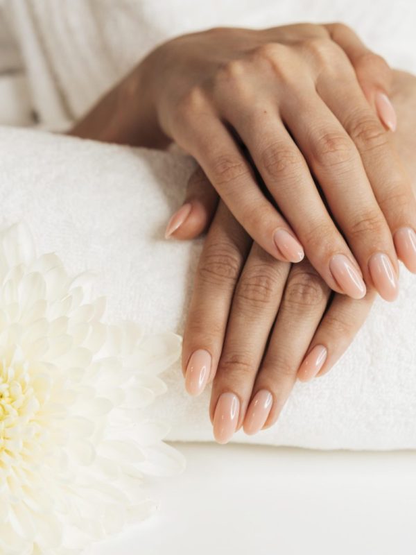 Stylizacja paznokci podczas manicure hybrydowego
