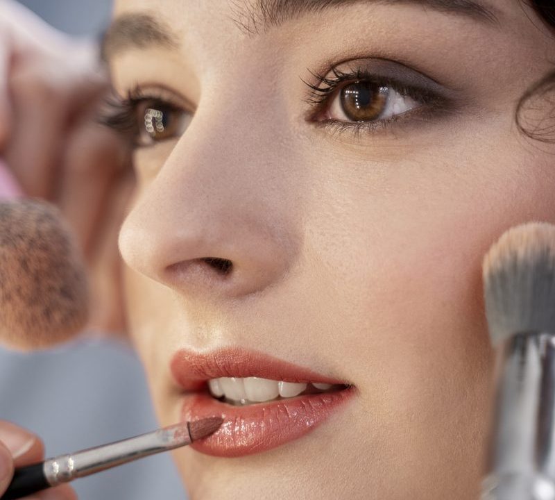Stylizacja brwi szczoteczką podczas zabiegu w salonie kosmetycznym