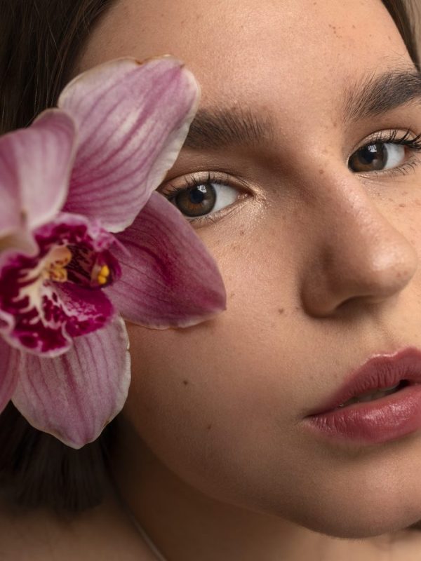 Portret masażystki w salonie kosmetycznym
